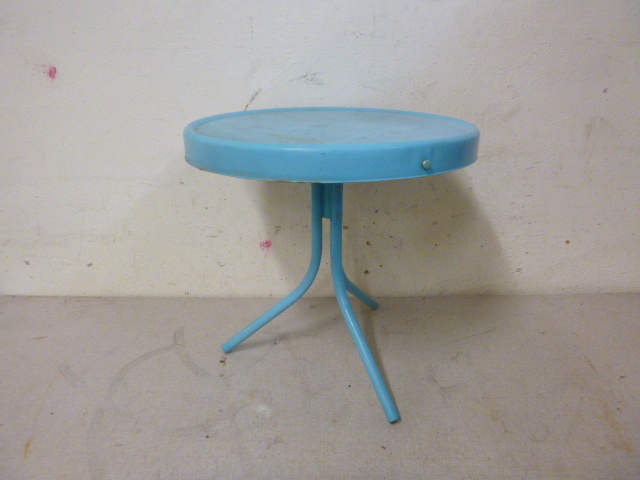 lot 57 image: Small Metal Patio Table