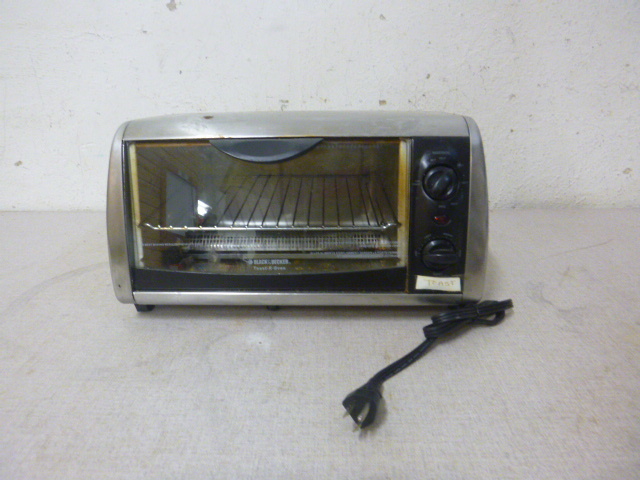 lot 81 image: Black & Decker Toast-R-Oven
