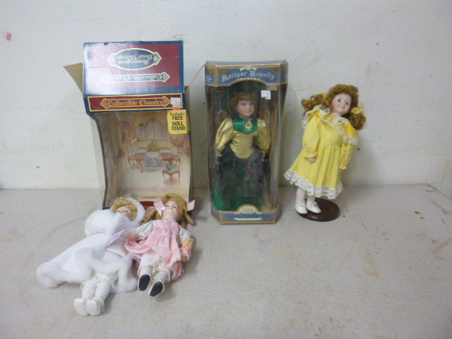 lot 84 image: 4 Dolls