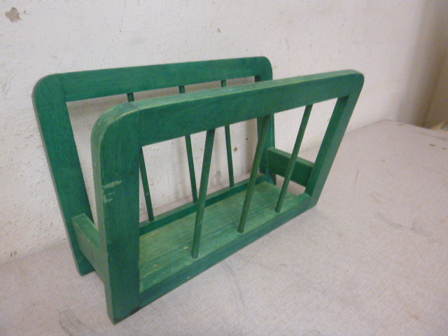 lot 94 image: MagazineNewspaper Rack