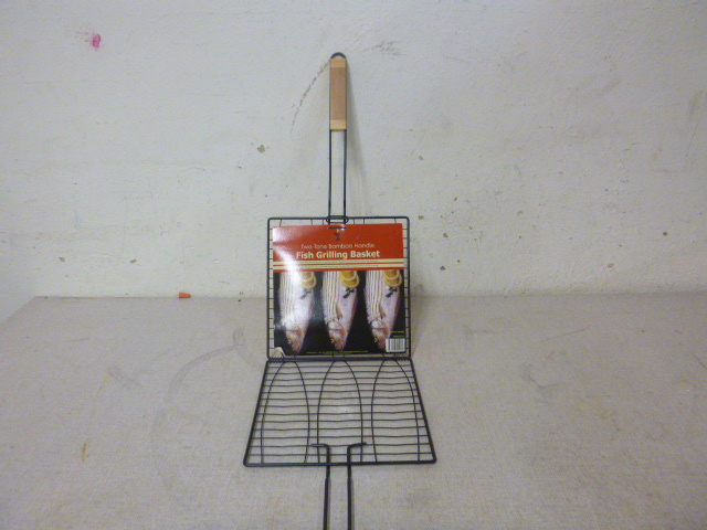 lot 102 image: Fish Grilling Basket