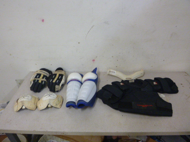 lot 138 image: Miscellaneous Hockey Gear
