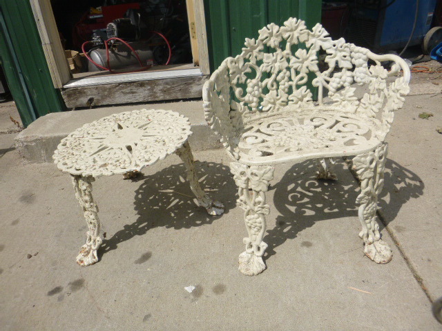 lot 142 image: Outdoor Metal Chair and Table