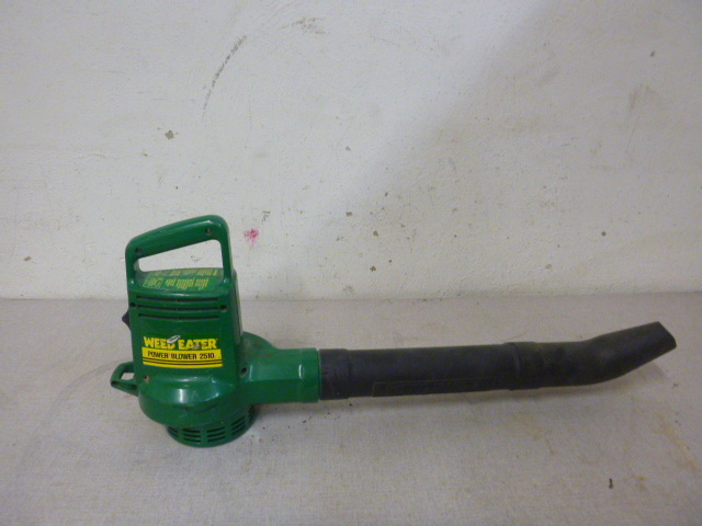 lot 183 image: Weed Eater Electric Blower