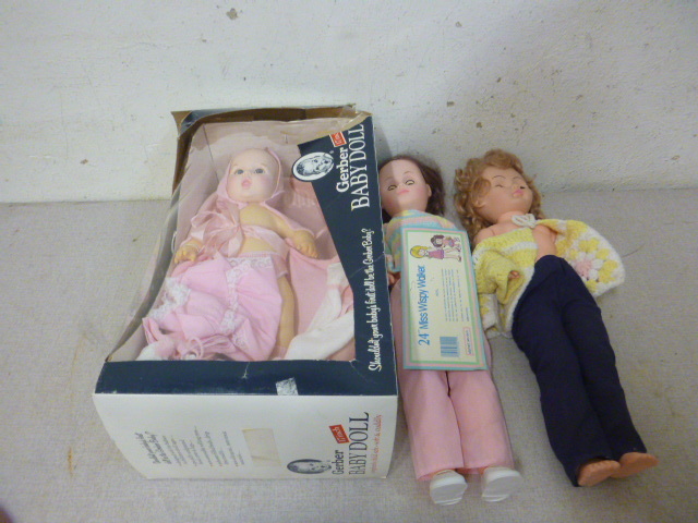 lot 208 image: 3 Dolls
