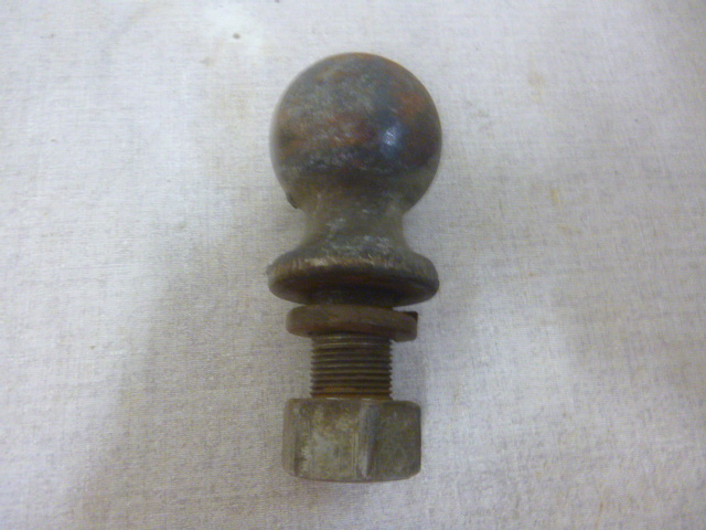lot 213 image: 2 516 Ball