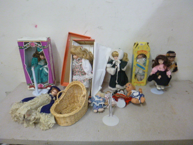 lot 229 image: Miscellaneous Dolls