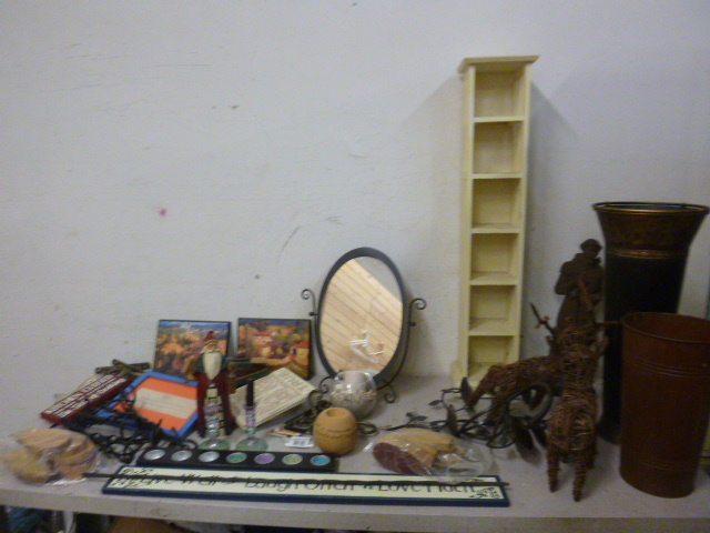lot 238 image: Miscellaneous Home Dcor Items