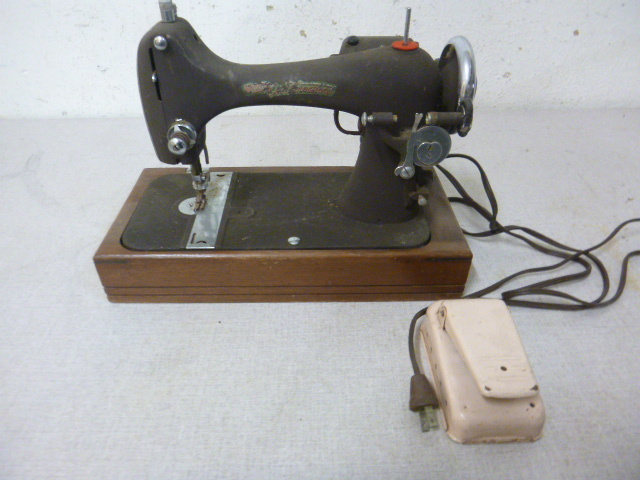 lot 272 image: Vintage Sewing Machine