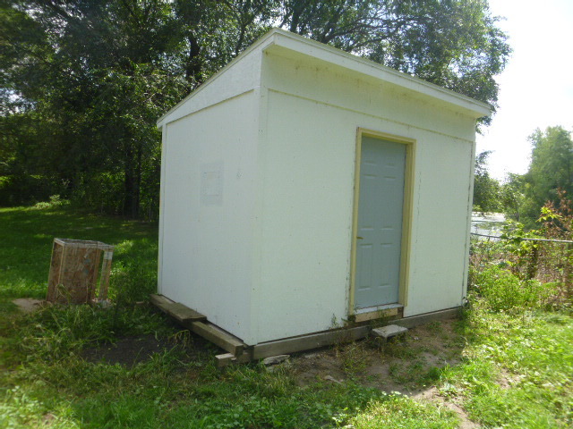 lot 1 image: Chicken, Pigeon Shed