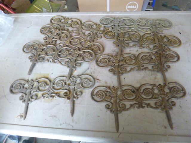 lot 284 image: 8 Metal Garden Edging