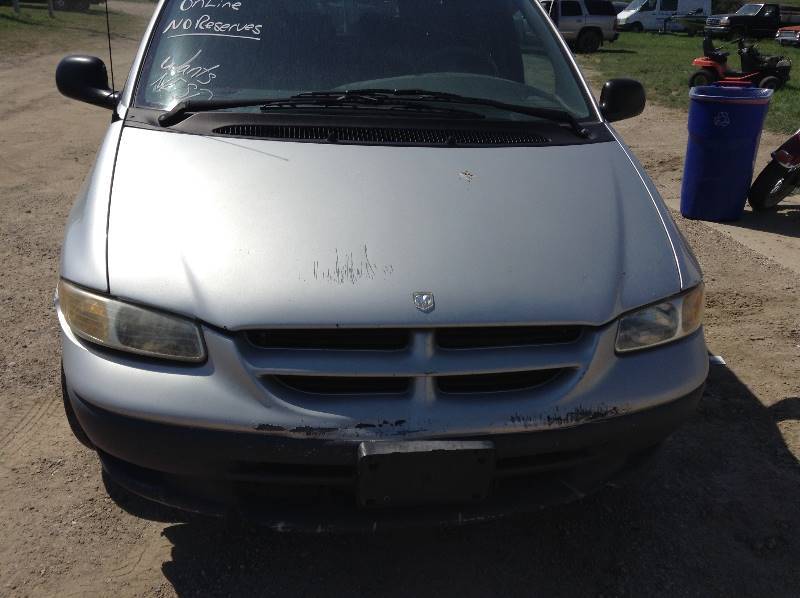 lot 5 image: 2000 Doge Caravan