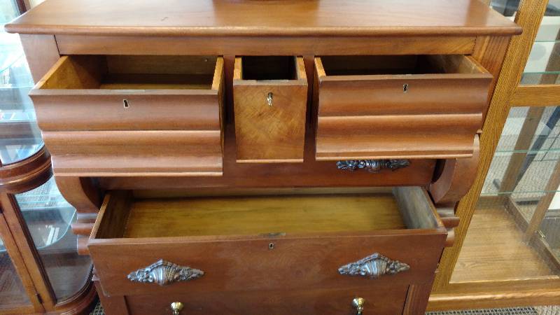 lot 3 image: Antique 1800x Dresser