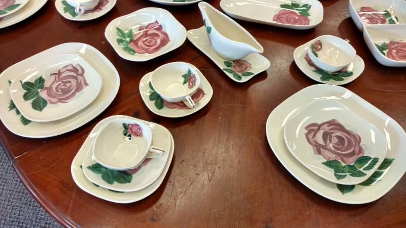 lot 5 image: Red Win Dinner Set