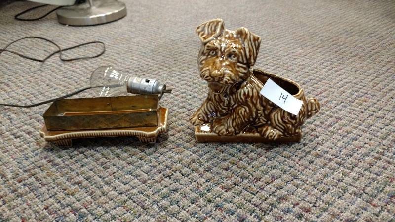 lot 14 image: Vintage Dog TV LampPlanter