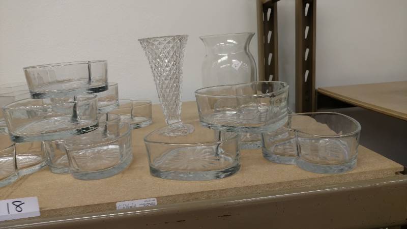 lot 18 image: Large Glassware Lot