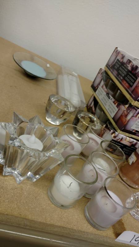 lot 19 image: Candle Lot