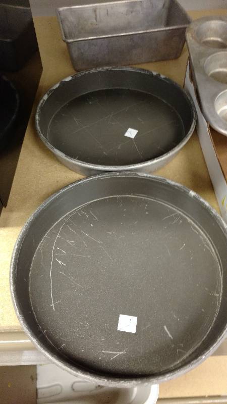 lot 21 image: Large Baking Lot