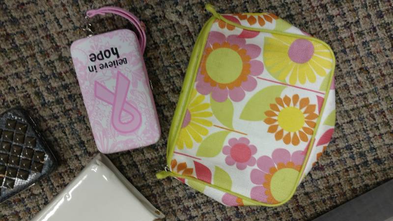 lot 22 image: PurseBag Lot