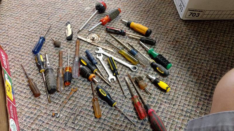 lot 56 image: Large Lot of Screwdrivers