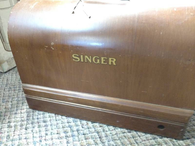 lot 79 image: Antique Singer Sewing Machine