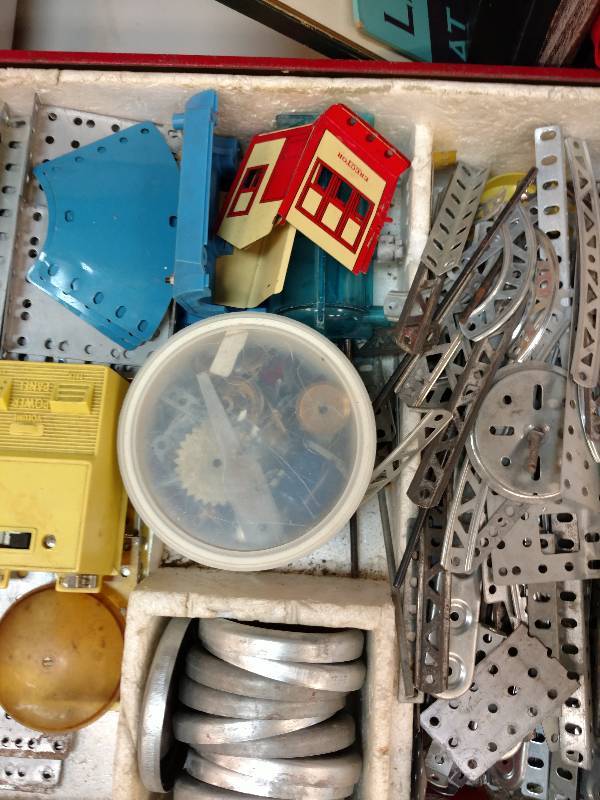 lot 87 image: Vintage Erector Set