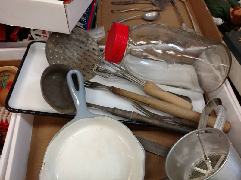 lot 93 image: Vintage Kitchenware