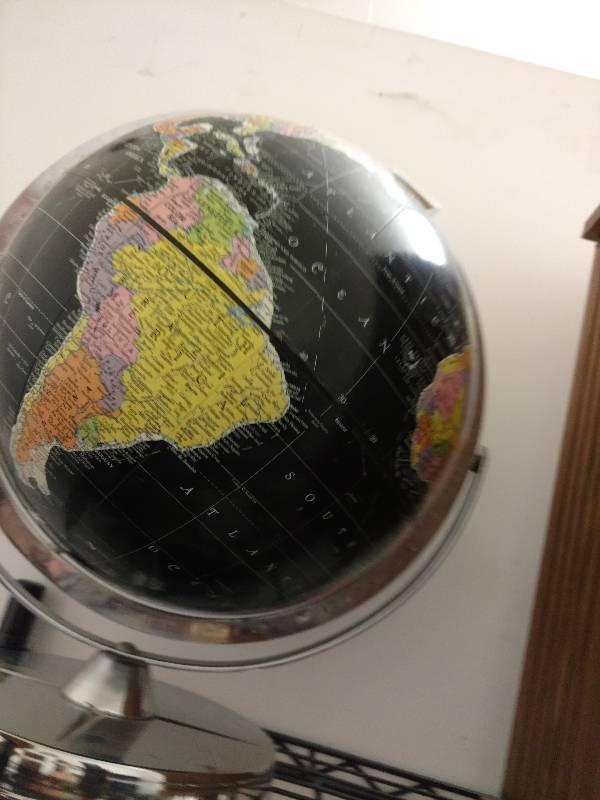 lot 132 image: Vintage Globe