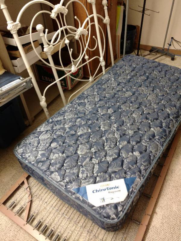 lot 172 image: White Metal Twin Bed