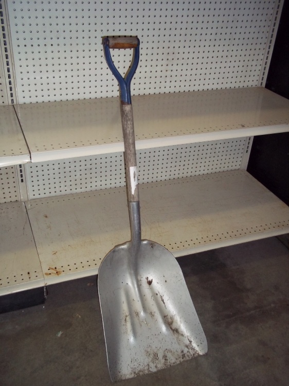 lot 6 image: Aluminum Scoop Shovel