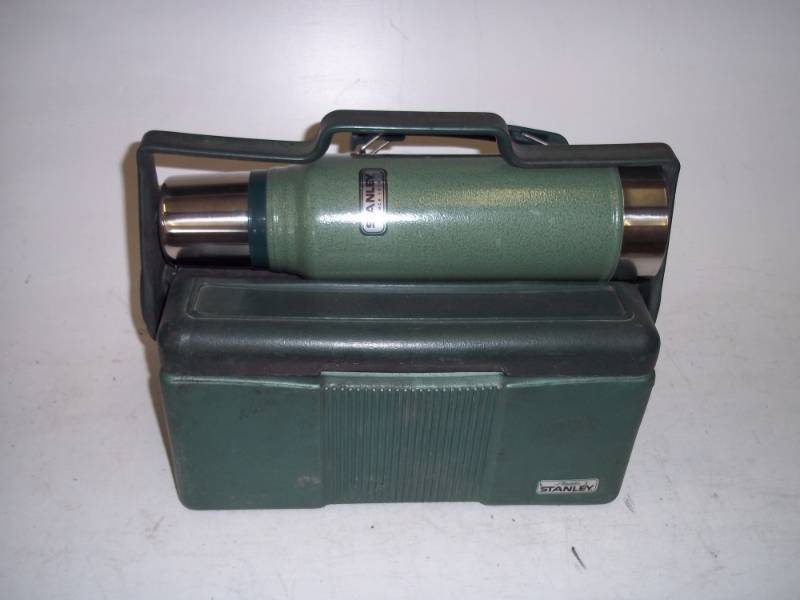 lot 10 image: Vintage Lunch box with Thermos Green