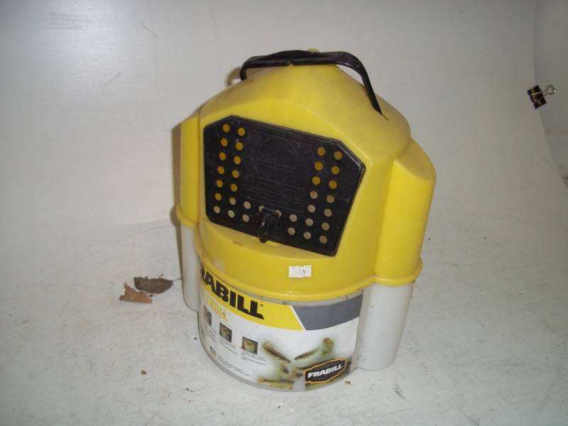 lot 42 image: Minnow Bucket
