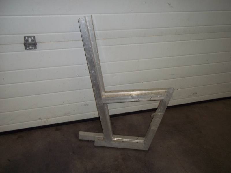 lot 61 image: Aluminum Boat Bench Brackets, pair