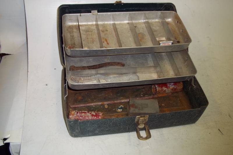 lot 68 image: Tackle box with supplies