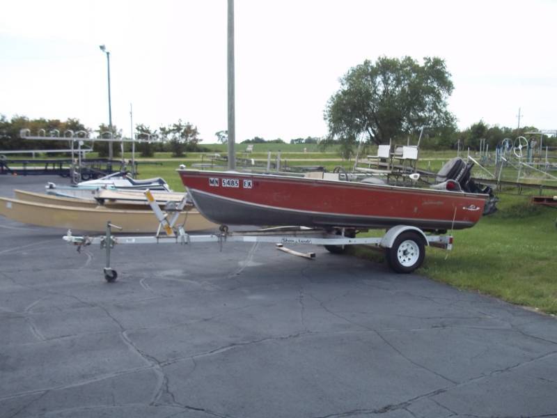 lot 22 image: 1980 15 Lund pike with 35 Hp Mercury outboard and trailer