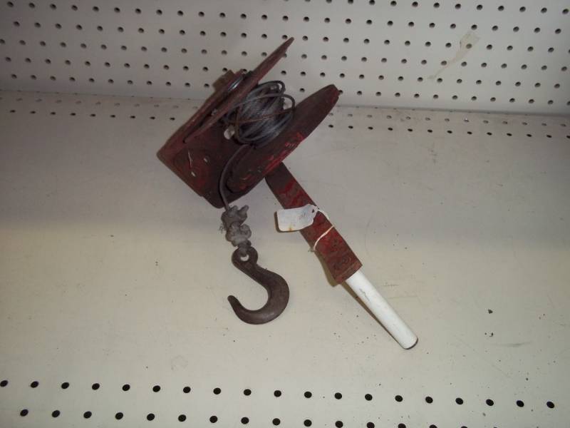 lot 96 image: Winch with cable