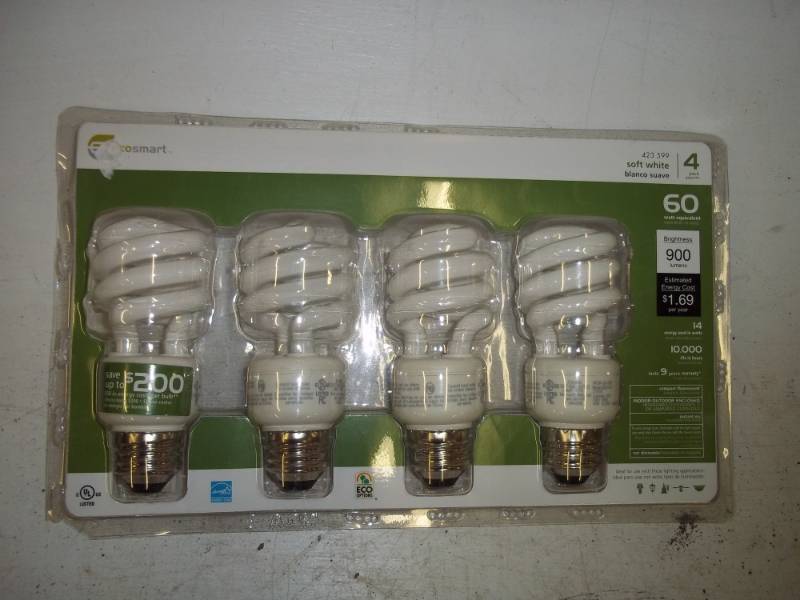 lot 100 image: New Fluorescent compact lights 60w equivalent 4 pk