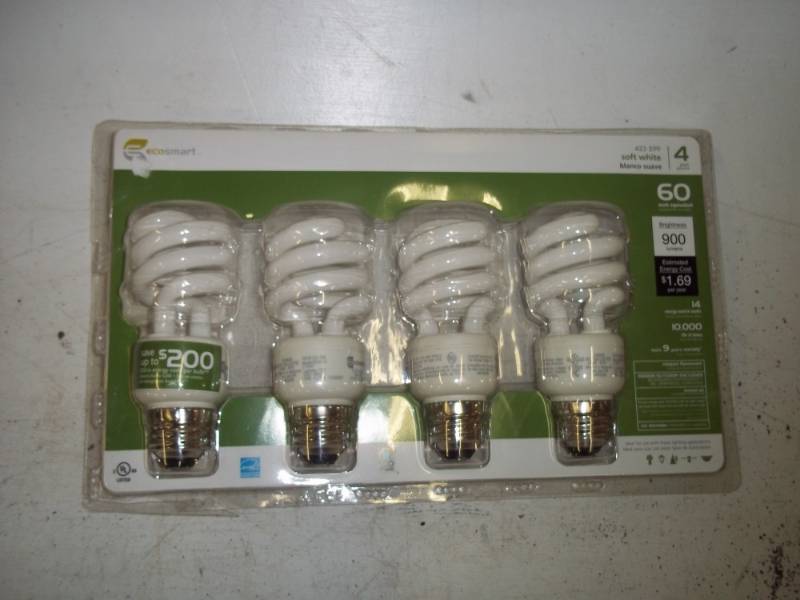 lot 102 image: New Fluorescent compact lights 60w equivalent 4 pk