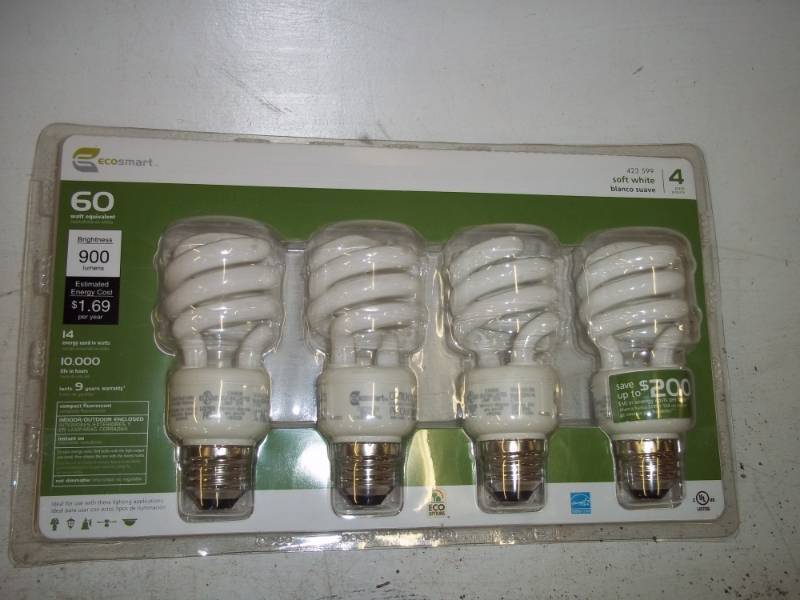 lot 103 image: New Fluorescent compact lights 60w equivalent 4 pk