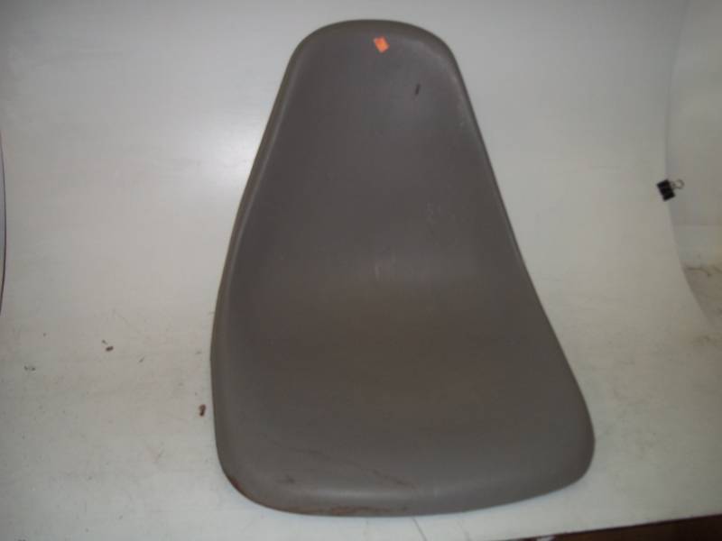 lot 104 image: Plastic boat seat