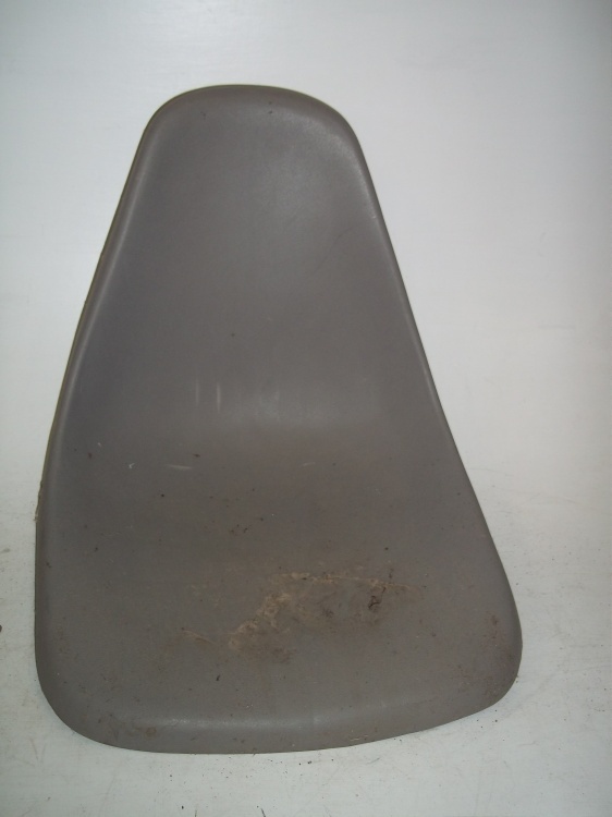 lot 106 image: Plastic boat seat