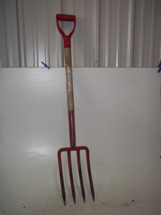 lot 117 image: D handle garden fork