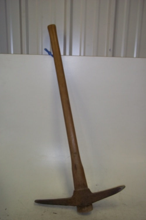 lot 186 image: Pick axe