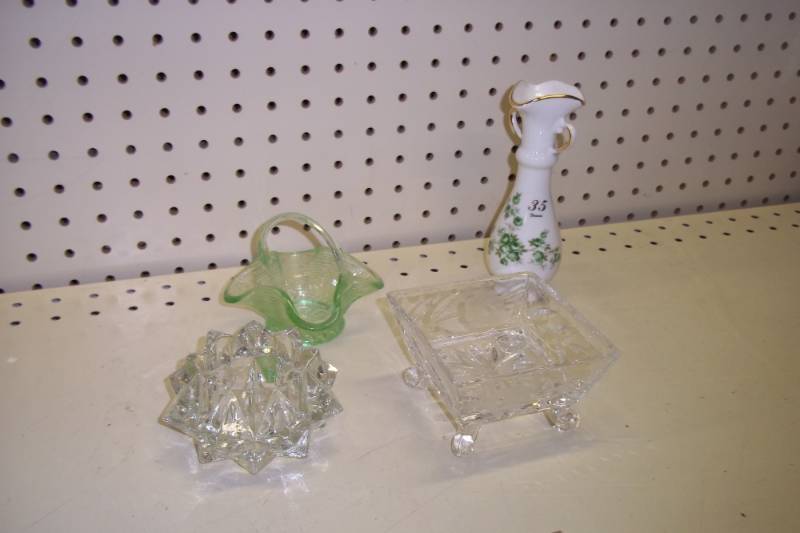 lot 193 image: Vintage Glass pieces