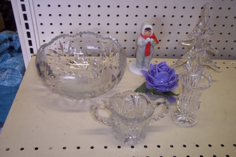 lot 194 image: Vintage Glass pieces