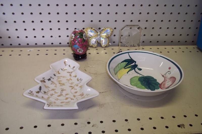 lot 195 image: Vintage Glass pieces