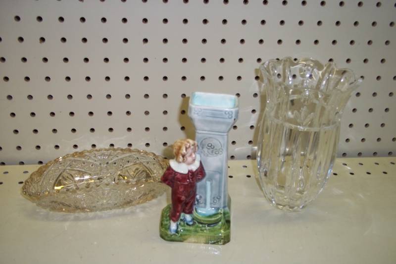 lot 196 image: Vintage Glass pieces