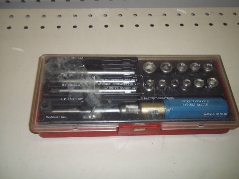 lot 205 image: Screw Driver Set