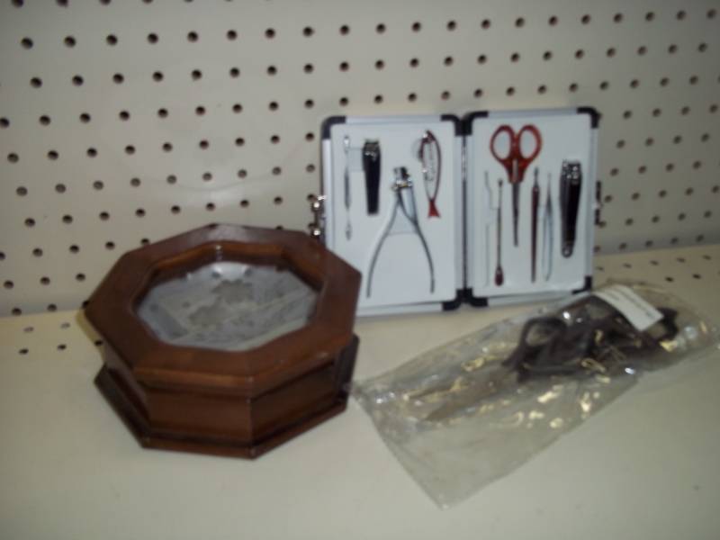 lot 210 image: Manicure set, Scissor set, jewelry box