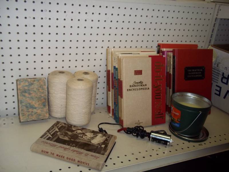 lot 215 image: Do it yourself encyclopedia, de magnetizer, Thread and citronella candle